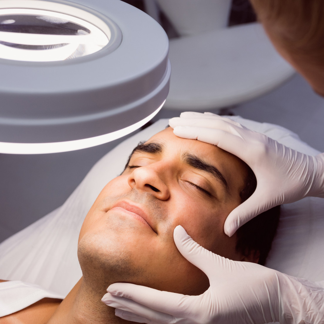 chirurgie dermatologique Casablanca | Photo prise d'un jeune homme lors d'une intervention en chirurgie dematologique.